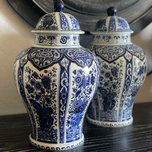 One Delft ginger jar vintage mid century modern -this listing is for a single